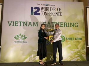 Ông Hồ Quang Cua, cha đẻ gạo ST25, nhận hoa chúc mừng từ ban tổ chức. (Ảnh do VFA cung cấp)