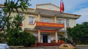 Tạp chí Nhân đạo & Đời sống chia sẻ yêu thương tại HĐND - UBND xã Canh Thuận, huyện Vân Canh, tỉnh Bình Định