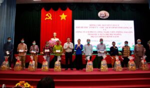 Chủ tịch UBND tỉnh – Nguyễn Văn Út tặng quà tết cho các gia đình