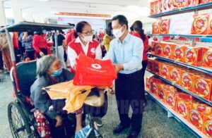 Phó Chủ tịch Hội Chữ thập đỏ TPHCM Trần Văn Tuấn trao quà cho người dân có hoàn cảnh khó khăn