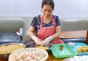 Theo bà Oanh, khâu chọn nguyên liệu rất quan trọng để cho ra những mẻ bánh thơm ngon.