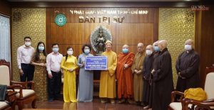 Trưởng lão Hòa thượng Thích Trí Quảng đại diện Phật giáo TP.HCM trao 1 tỷ đồng đến bà Tô Thị Bích Châu